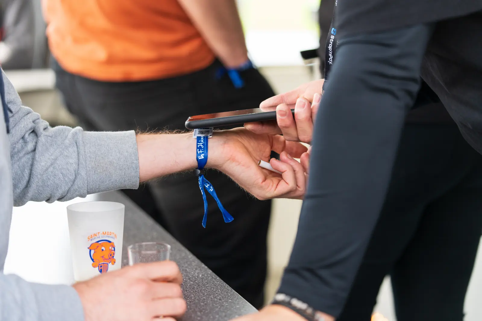 Bracelet cashless perdu ou volé : que se passe-t-il vraiment ?